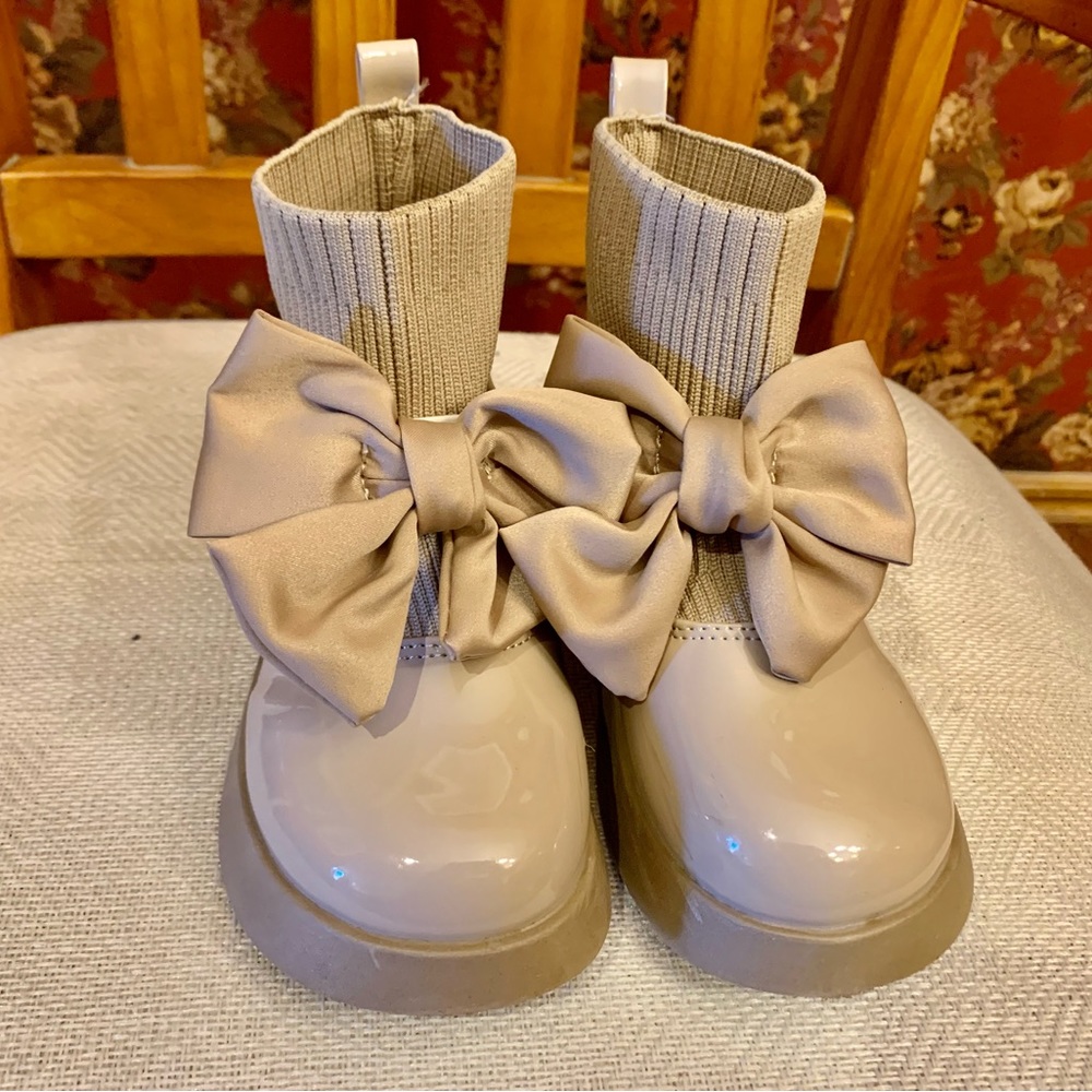 Toddler Girl’s unbranded tan patent knit cuff ankle boots large bow Sz 12/EU 30